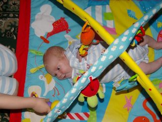 Comment fabriquer un tapis d'éveil pour bébé